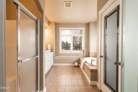 Bath - 4912 Inlet Bay Dr SE, Mandan, ND 58554 photo 1 of 5