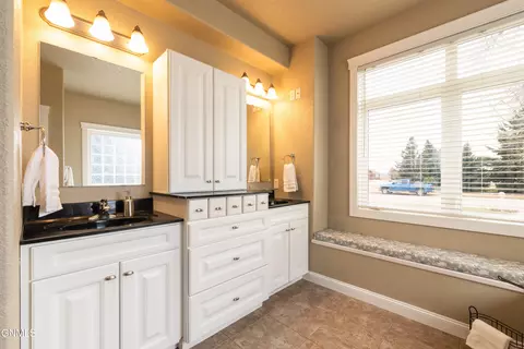 Bath - 4912 Inlet Bay Dr SE, Mandan, ND 58554 photo 3 of 5