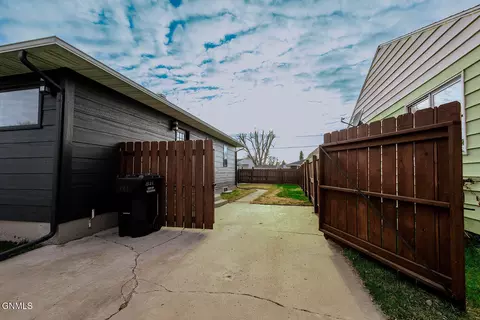 Exterior - 1525 4th Ave W, Williston, ND 58801 photo 3 of 7