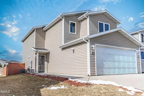 945 Madison Ln, Bismarck, ND 58503