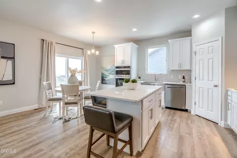 Kitchen - 4810 Cornice Loop, Bismarck, ND 58503 photo 3 of 10