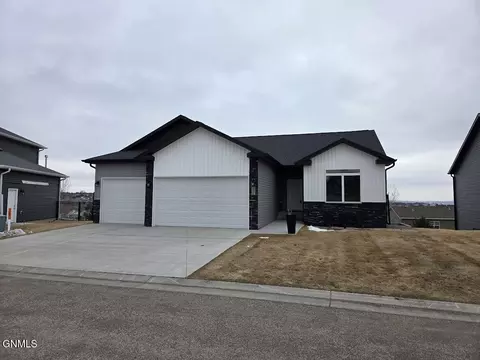 4810 Cornice Loop, Bismarck, ND 58503