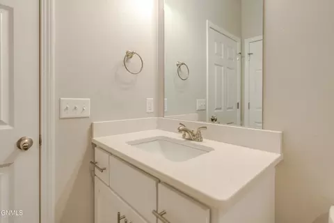 Bath - 4810 Cornice Loop, Bismarck, ND 58503 photo 4 of 16