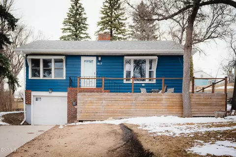 917 2nd Pl NE, Jamestown, ND 58401