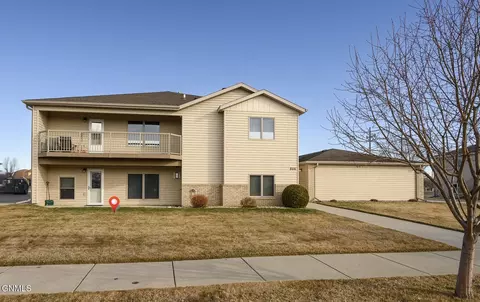 806 Bridgeport Dr, Bismarck, ND 58504