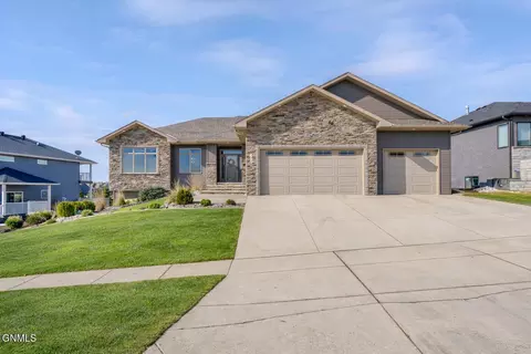 3616 Valley Dr, Bismarck, ND 58503