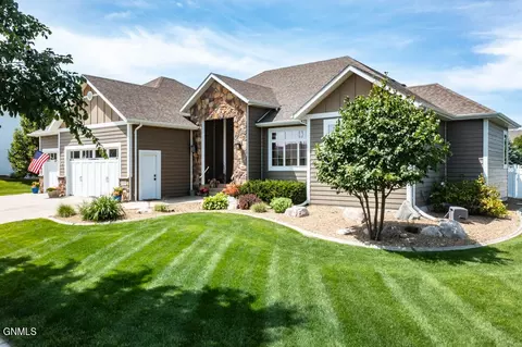 3316 Clairmont Rd, Bismarck, ND 58503