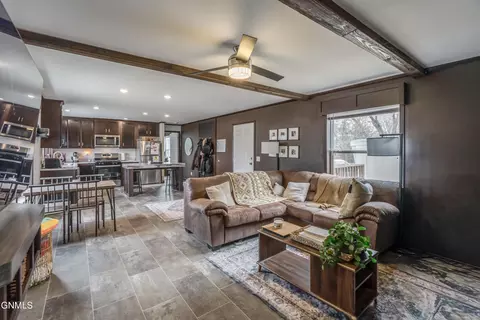 1008 Frontier Trl S, Mandan, ND 58554