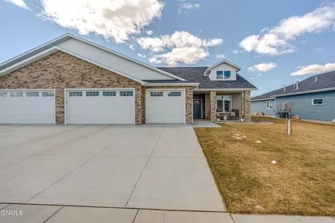 3008 Peach Tree Dr, Bismarck, ND 58504