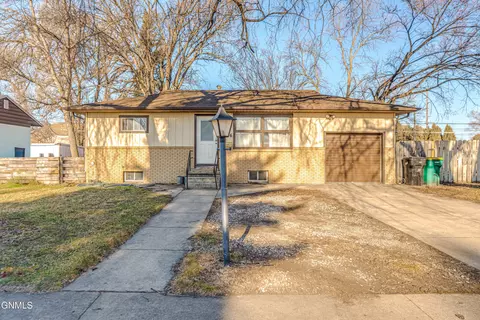 566 Sunset Pl, Bismarck, ND 58504