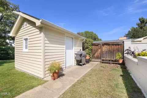 Exterior - 405 14th St E, Williston, ND 58801 photo 7 of 15