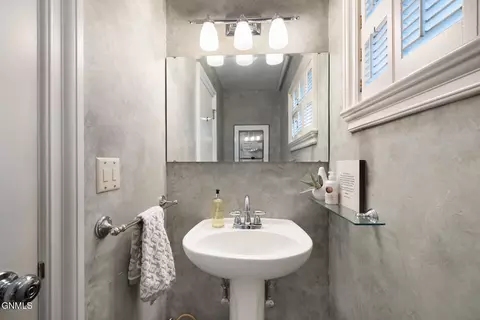 Bath - 405 14th St E, Williston, ND 58801 photo 5 of 5