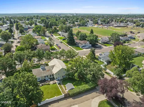 View/Area - 405 14th St E, Williston, ND 58801 photo 3 of 5
