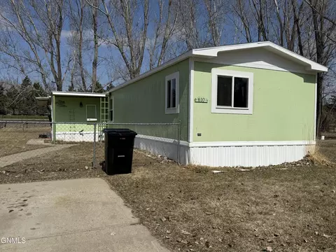 610 Yorkshire Ln, Bismarck, ND 58504