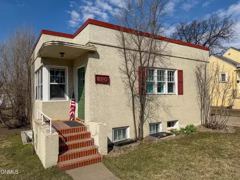 1020 7th St, Bismarck, ND 58501
