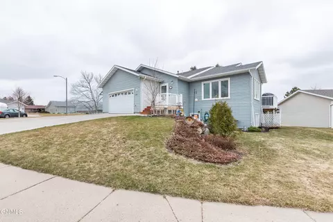 3851 Montreal St, Bismarck, ND 58503