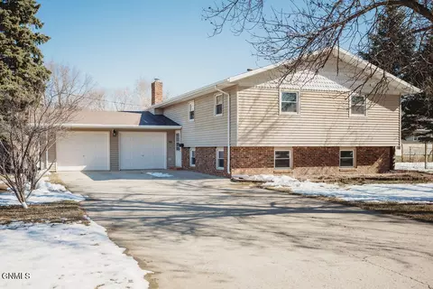 702 9th St NW, Jamestown, ND 58401