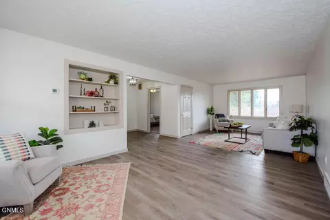 Living - 741 Empire Rd, Dickinson, ND 58601 photo 4 of 8