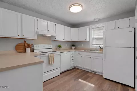 Kitchen - 2984 Warwick Loop, Bismarck, ND 58504 photo 2 of 2
