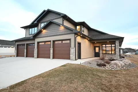 916 Collective Ln, Bismarck, ND 58503