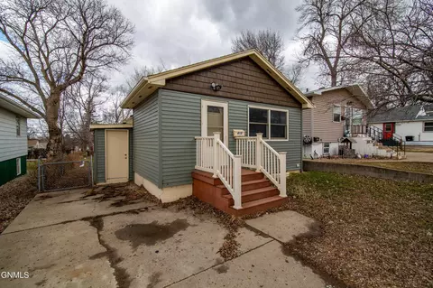 410 22nd St, Bismarck, ND 58501