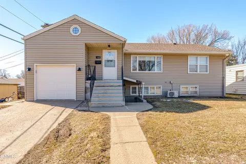 1009 Lake Ave, Bismarck, ND 58504
