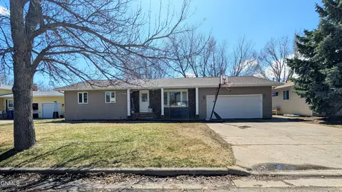207 10th St NW, Beulah, ND 58523