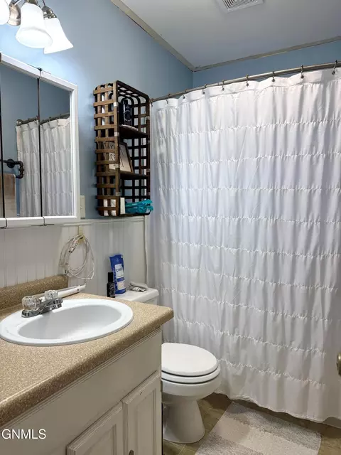 Bath - 807 14th Ave W, Williston, ND 58801 photo 1 of 2