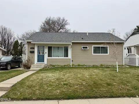 807 14th Ave W, Williston, ND 58801