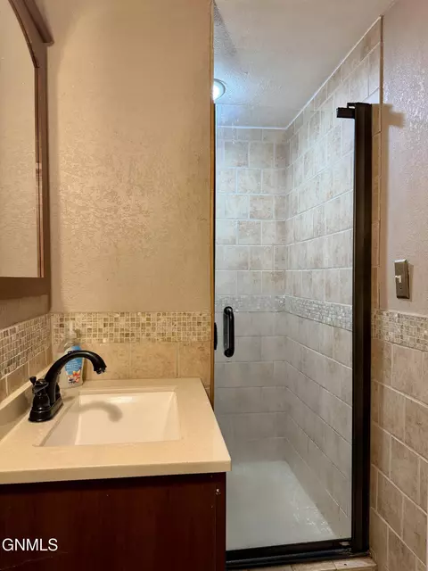 Bath - 807 14th Ave W, Williston, ND 58801 photo 2 of 2