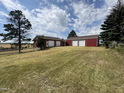 Exterior - 1292 8th St SW, Dickinson, ND 58601 photo 7 of 7