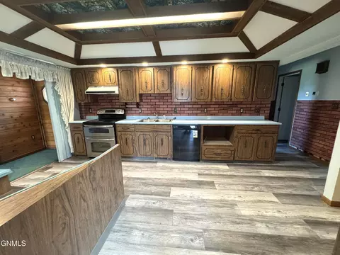 Kitchen - 1292 8th St SW, Dickinson, ND 58601 photo 2 of 4