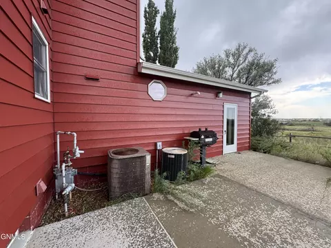 Exterior - 1292 8th St SW, Dickinson, ND 58601 photo 4 of 7