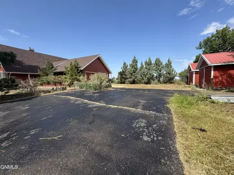Exterior - 1292 8th St SW, Dickinson, ND 58601 photo 1 of 7
