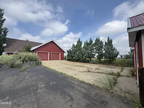 Exterior - 1292 8th St SW, Dickinson, ND 58601 photo 2 of 7