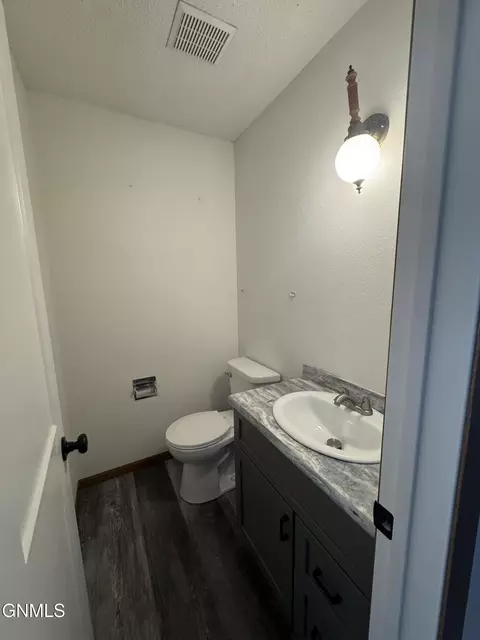 Bath - 1292 8th St SW, Dickinson, ND 58601 photo 3 of 9