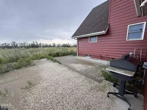 Exterior - 1292 8th St SW, Dickinson, ND 58601 photo 3 of 7