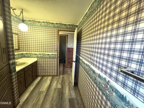 Bath - 1292 8th St SW, Dickinson, ND 58601 photo 2 of 9