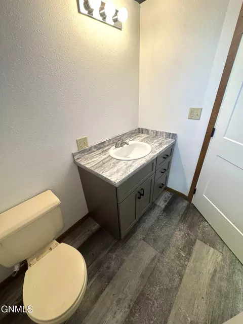 Bath - 1292 8th St SW, Dickinson, ND 58601 photo 6 of 9