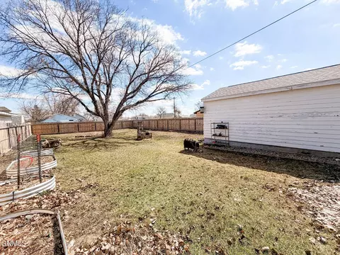 Exterior - 706 9th Ave W, Williston, ND 58801 photo 3 of 3
