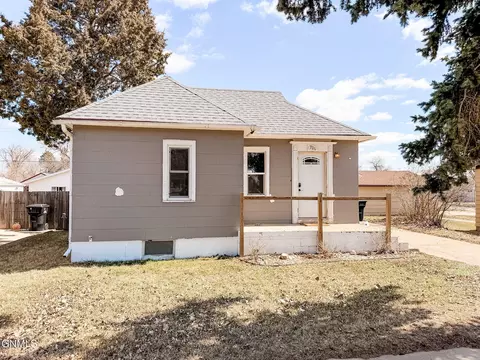 706 9th Ave W, Williston, ND 58801