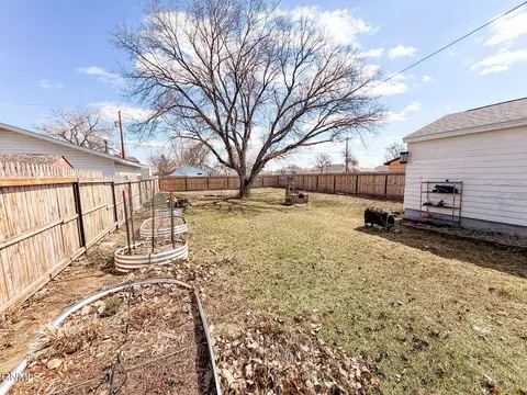 Exterior - 706 9th Ave W, Williston, ND 58801 photo 2 of 3