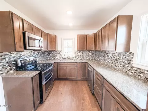 Kitchen - 706 9th Ave W, Williston, ND 58801 photo 3 of 6