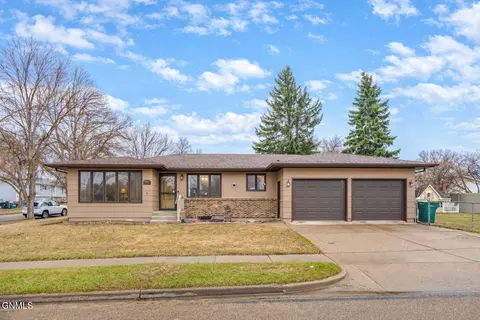 1913 Grant Dr, Bismarck, ND 58501