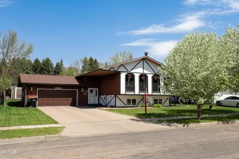 2924 Vancouver Ln, Bismarck, ND 58503