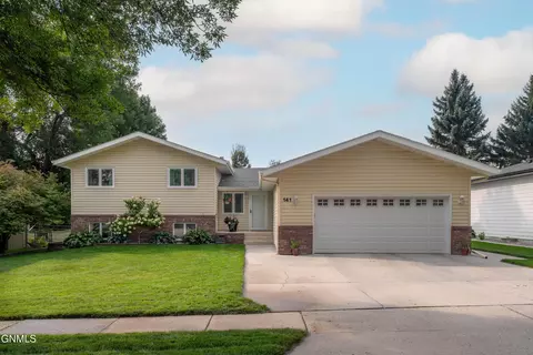 141 E Brandon Dr, Bismarck, ND 58503