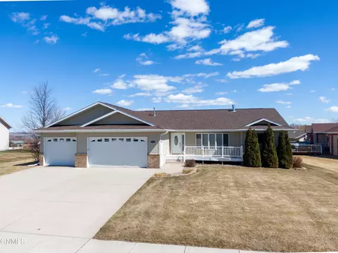 2304 W View Pl SE, Mandan, ND 58554