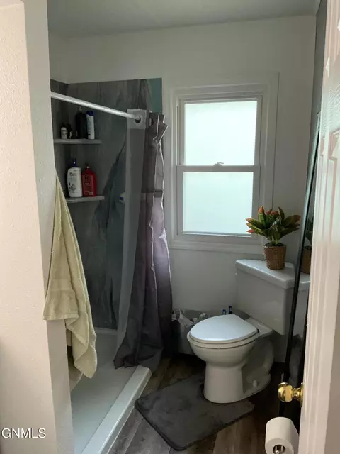 Bath - 1414 1st Ave E, Williston, ND 58801 photo 2 of 2