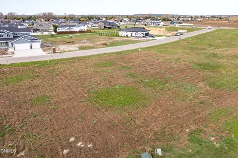 327 Kamrose Dr, Bismarck, ND 58504