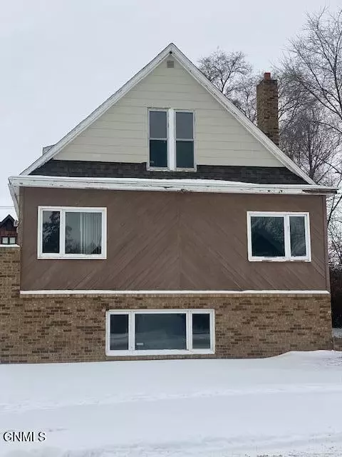 213 4th St W, Dickinson, ND 58601